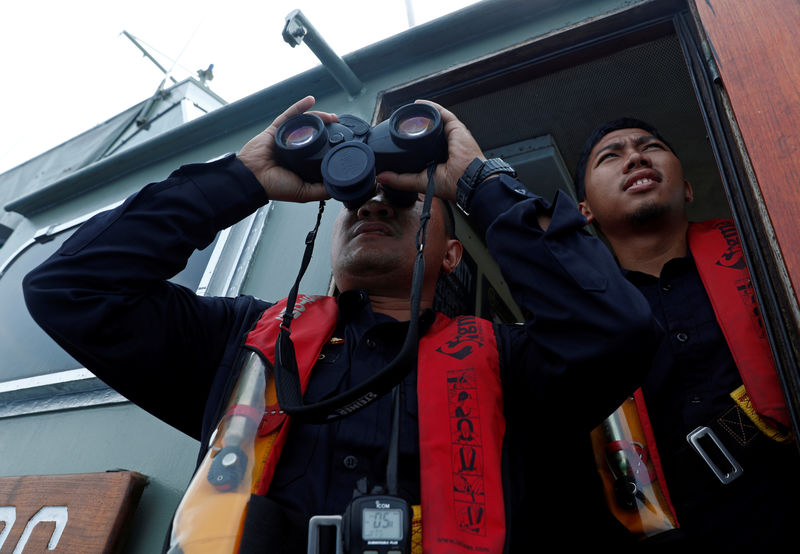 © Reuters. Agentes buscam aeronave da Lion Air que caiu no mar na Indonésia