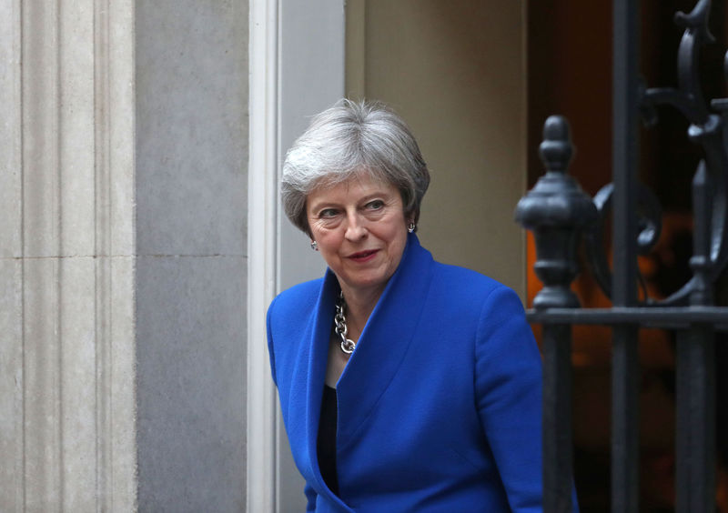 © Reuters. La primera ministra británica, Theresa May, sale del número 10 de Downing Street en Londres