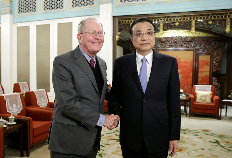 © Reuters. China's Premier Li Keqiang shakes hands with Tennessee Senator Lamar Alexander during a meeting with a group of U.S. Republican senators and Congress members in Beijing