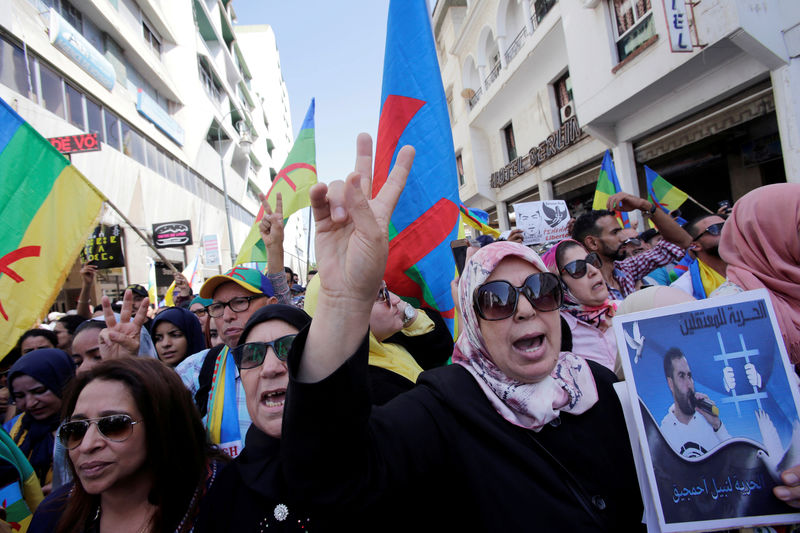 © Reuters. FILE PHOTO: Woman shouts slogans during demonstration against the Moroccan court in Rabat