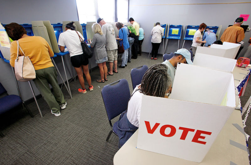 © Reuters. FILE PHOTO: FILE PHOTO: People cast their ballots for the 2016 general elections at a crowded polling station as early voting begins in North Carolina