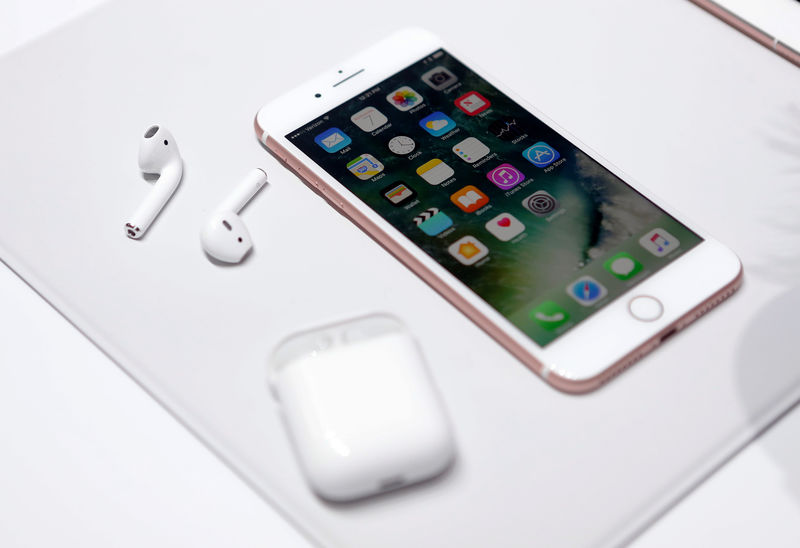 © Reuters. FILE PHOTO: The Apple iPhone 7 and AirPods are displayed during an Apple media event in San Francisco