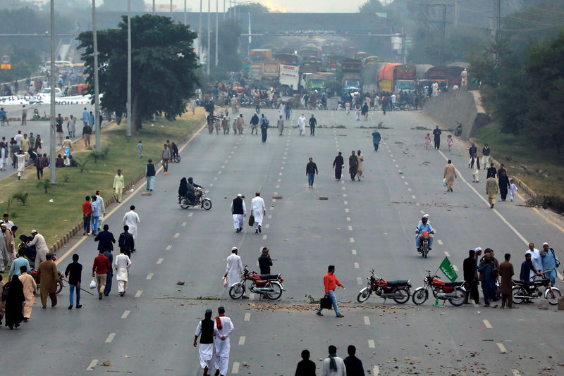 © Reuters. إسلاميون يغلقون طرقا احتجاجا على تبرئة مسيحية في قضية تجديف بباكستان