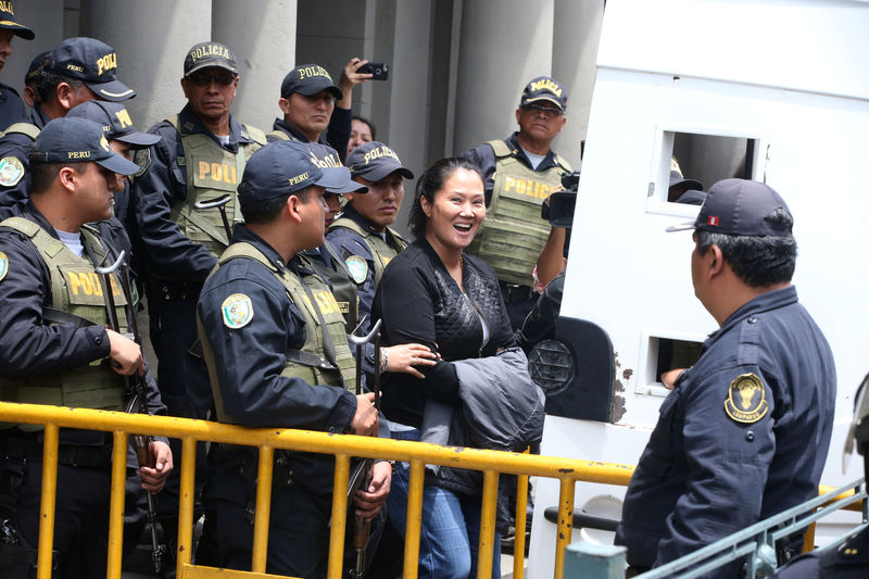 © Reuters. La líder opositora Keiko Fujimori abandona el Palacio de Justicia luego de que un juez le ordenó que volviera a la cárcel en espera de un juicio, en Lima, Perú