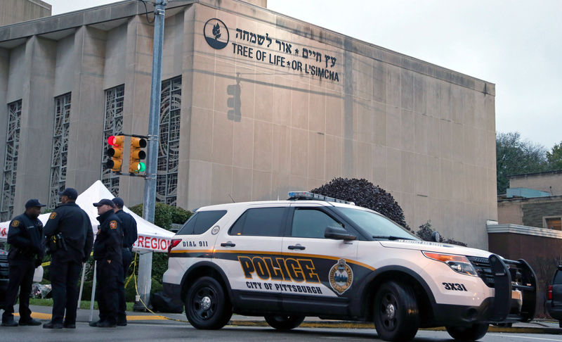 © Reuters. Policías a las afueras de la sinagoga Árbol de la Vida tras un tiroteo en Pittsburgh, EEUU