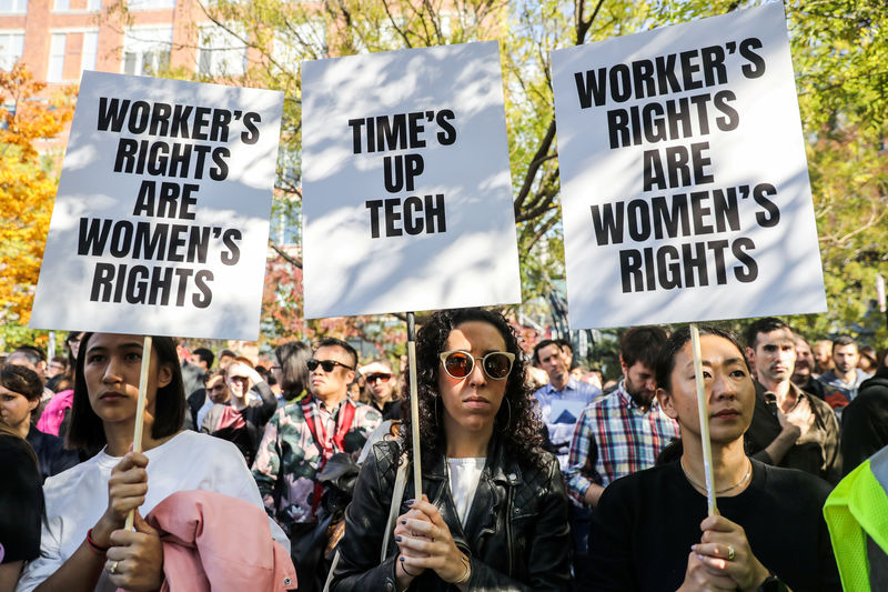 © Reuters. الآلاف من موظفي جوجل يتركون مكاتبهم مطالبين بحقوق المرأة