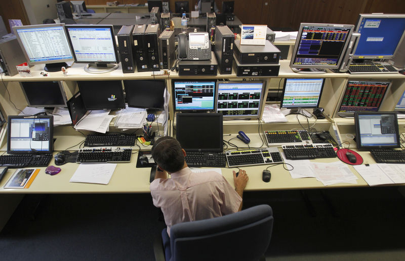 © Reuters. Un trader al lavoro a Barcellona