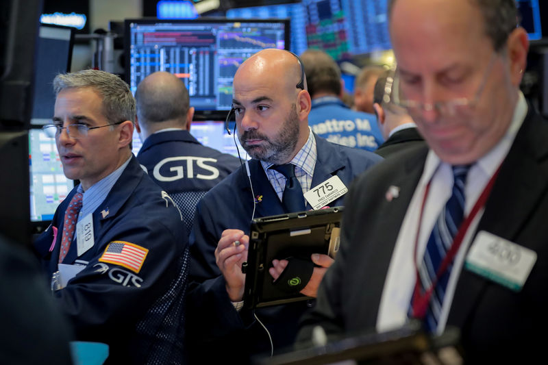 © Reuters. Traders work on the floor of the NYSE in New York