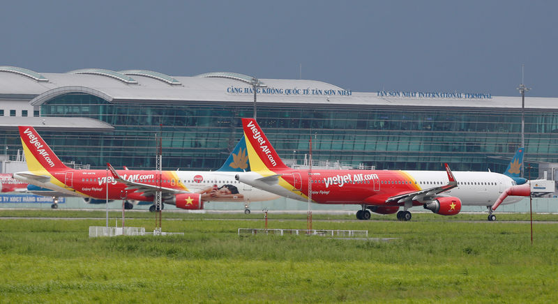 © Reuters. Vietjet aircraft prepare to take off at Tan Son Nhat airport in Ho Chi Minh