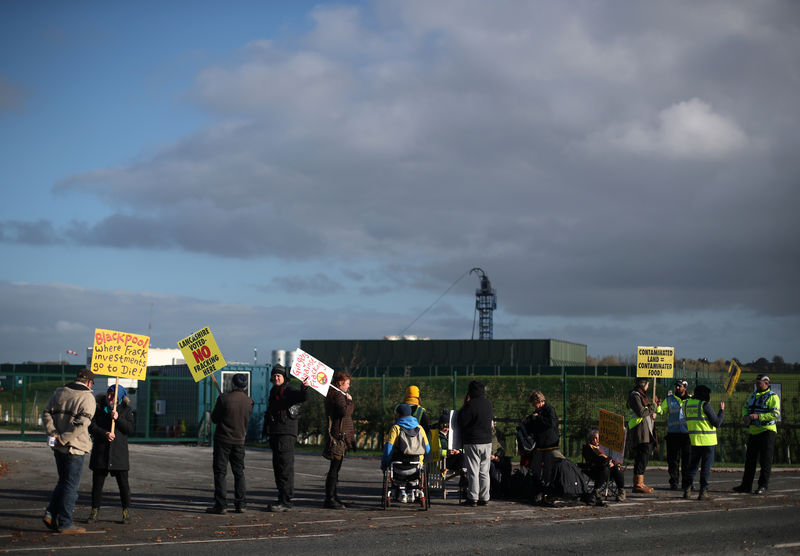 © Reuters. Protesters stand outside Cuadrilla's Preston Road fracking site near Blackpool