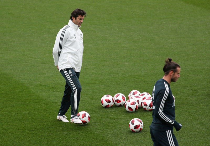 © Reuters. Solari reta a Bale a brillar tras las críticas por el Clásico