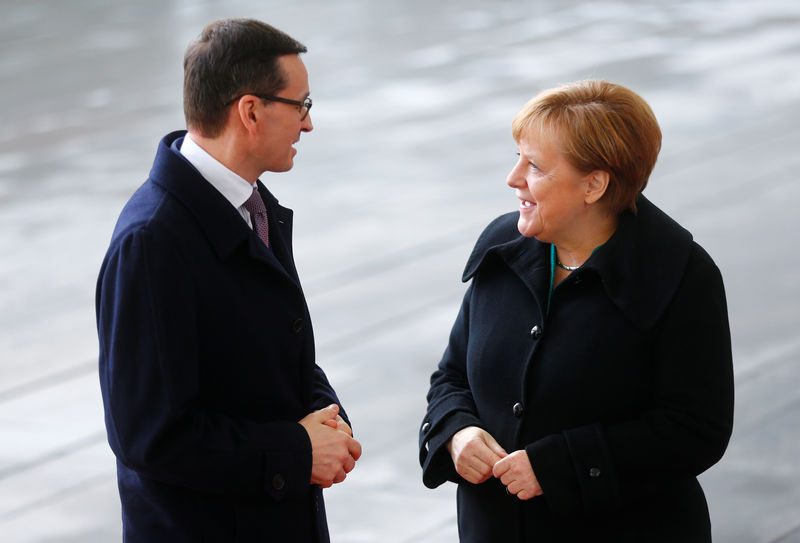 © Reuters. Chancellor Angela Merkel welcomes Polish Prime Minister Mateusz Morawiecki in Berlin