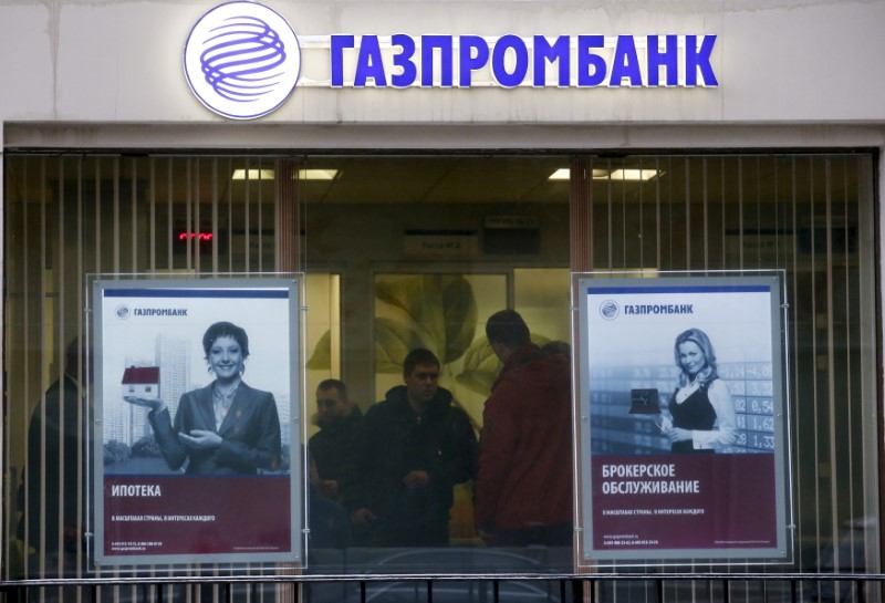 © Reuters. File photo of people visiting a branch of Gazprombank in Moscow