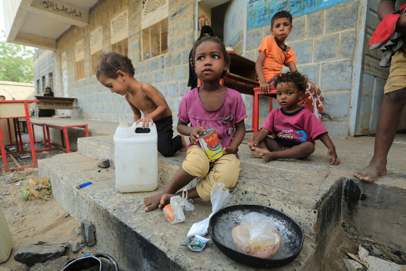 © Reuters. Crianças refugiadas em uma escola onde vivem com suas famílias em al-Qatea, próxima a Hodeidah, onde estão caminhões com ajuda humanitária. 16/07/2018.  REUTERS/Abduljabbar Zeyad