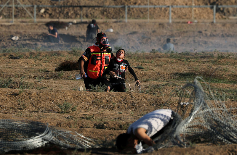 © Reuters. أعداد المحتجين على حدود قطاع غزة تتراجع مع مساع مصرية للتهدئة