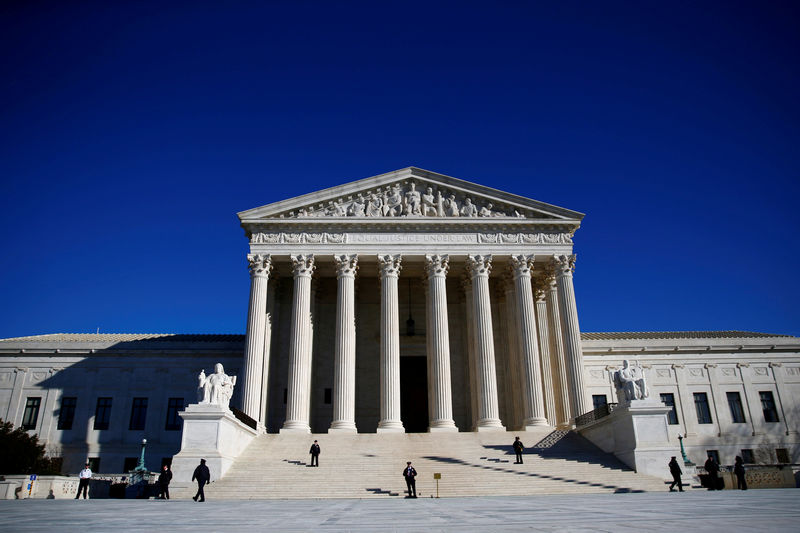 © Reuters. المحكمة العليا الأمريكية تنظر في نزاع ديني بشأن نصب تذكاري على شكل صليب