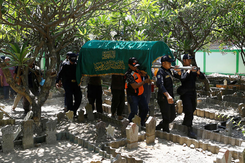 © Reuters. وفاة غواص إندونيسي في موقع البحث عن حطام طائرة سقطت في البحر