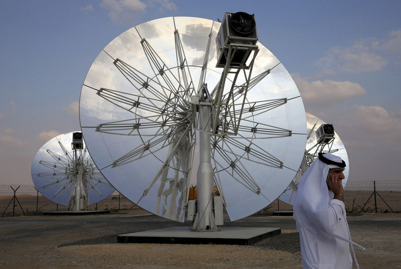 © Reuters. هيئة كهرباء ومياه دبي تزيد شراء الطاقة الشمسية في اتفاق مع أكوا السعودية