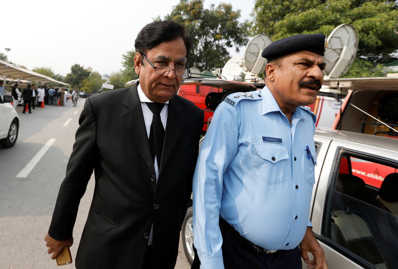 © Reuters. محامي باكستانية برأتها المحكمة من التجديف يفر للخارج خوفا من "الغوغاء الغاضبين"