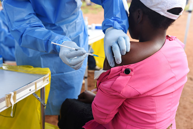 © Reuters. أوغندا تبدأ في حملة تطعيم ضد الإيبولا وسط مخاوف من انتقال المرض من الكونجو