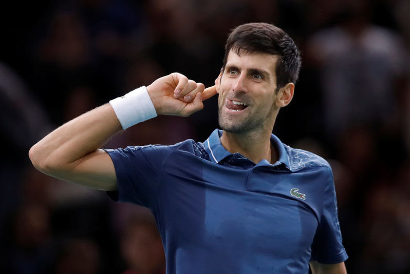 © Reuters. Foto del sábado del tenista serbio Novak Djokovic celebrando tras vencer al suizo Roger Federer en las semifinales del Masters de París