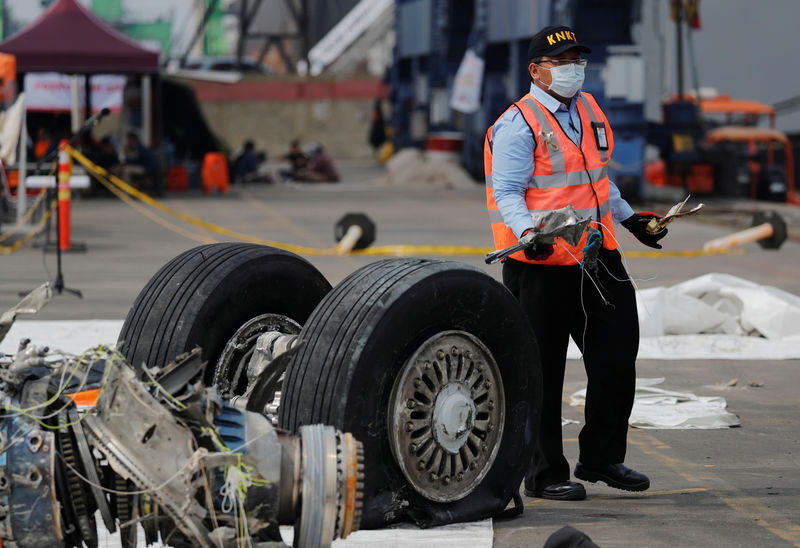 © Reuters. إندونيسيا تمد عملية البحث عن ضحايا الطائرة المنكوبة وصندوقها الأسود الثاني