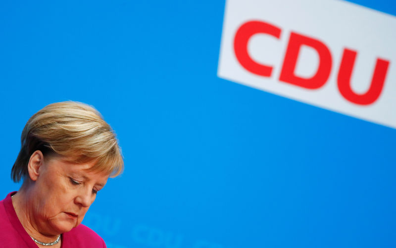 © Reuters. El partido de Angela Merkel debate si su futuro político está más a la derecha