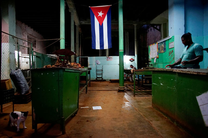 © Reuters. FILE PHOTO: FILE PHOTO: A Cuban flag decorates a subsidised state store, or "bodega", where Cubans can buy basic products with a ration book they receive annually from the government, in downtown Havana