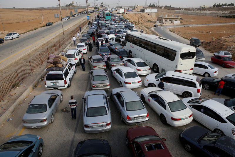 © Reuters. الرسوم الجمركية والمنافسة تحبط المصدرين اللبنانيين بعد فتح معبر نصيب