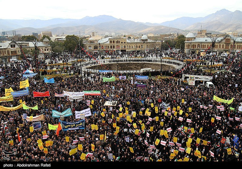 © Reuters. تجمعات حاشدة في إيران تهتف "الموت لأمريكا" عشية استئناف عقوبات النفط