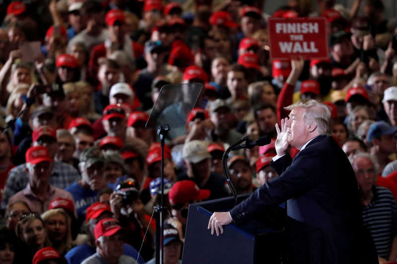 © Reuters. FILE PHOTO: United States President Donald Trump speaks during a campaign rally in Pensacola