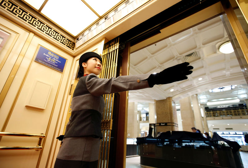 © Reuters. 22-year-old elevator operator Yuria Nagamoto works at Takashimaya department store in Tokyo