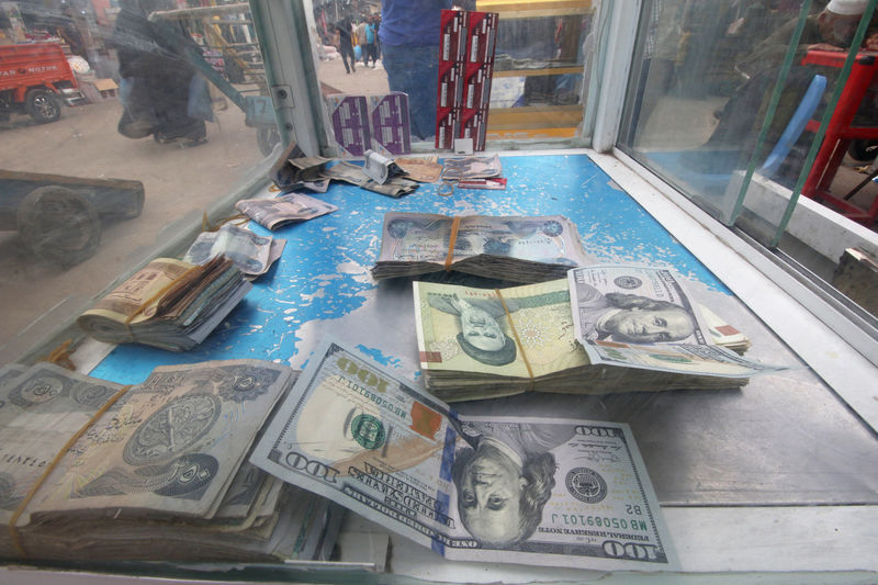 © Reuters. FILE PHOTO: Iranian rials, U.S. dollars and Iraqi dinars are seen at a currency exchange shopÊin Basra