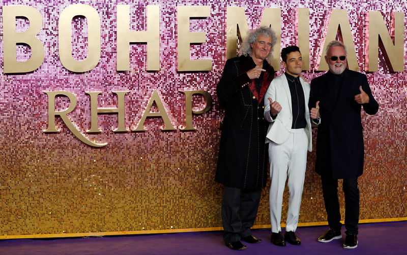 © Reuters. El actor Rami Malek (centro) y los integrantes de Queen Roger Taylor (dcha) y Brian May asisten al estreno mundial de "Bohemian Rhapsody" en Londres, Reino Unido