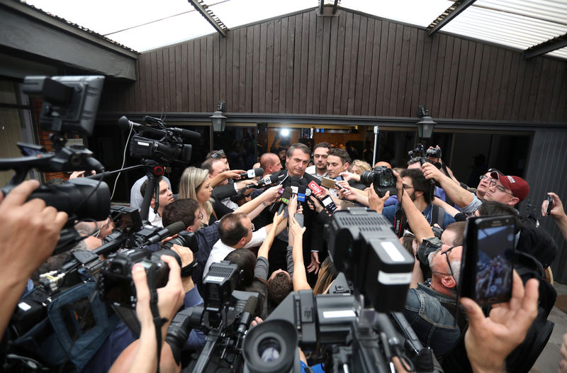 © Reuters. Eñ presidente electo de Brasil, Jair Bolsonaro, habla con los medios durante la campaña electoral en Esteio, Río Grande do Sul.