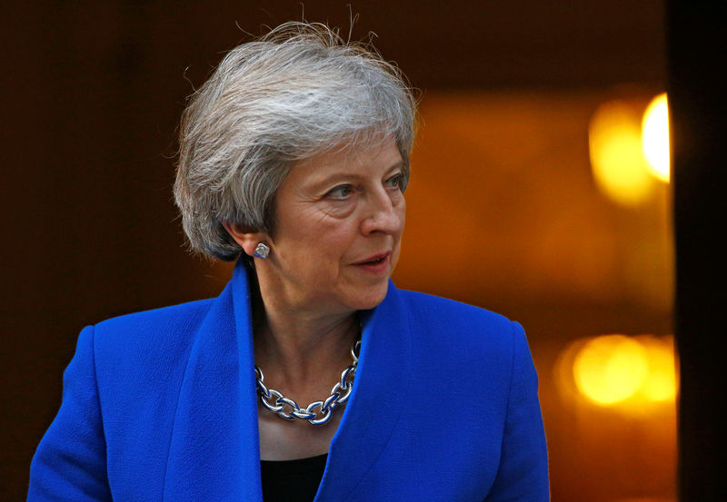 © Reuters. La primera ministra británica, Theresa May, junto a la entrada de la residencia oficial del número 10 de Downing Street, en Londres, Reino Unido.