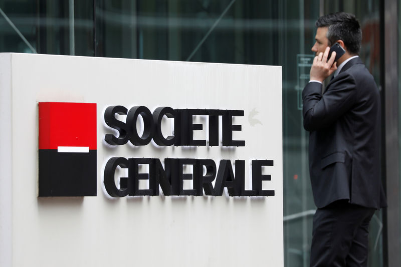 © Reuters. The logo of Societe Generale is pictured outside the headquarters of the French bank at the financial and business district of La Defense at Puteaux near Paris