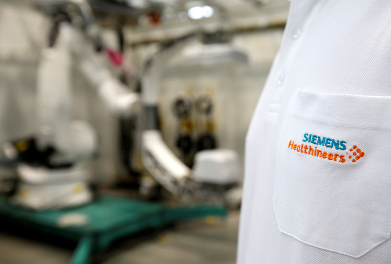 © Reuters. FILE PHOTO: Siemens Healthineers logo is seen on an item of clothing in manufacturing plant in Forchheim