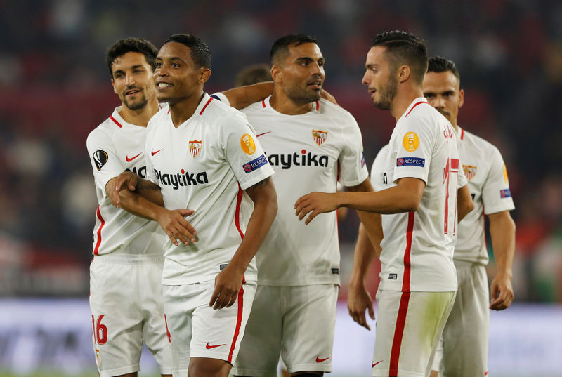 © Reuters. El jugador del Sevilla Luis Muriel celebra un gol con sus compañeros en el partido disputado contra el Akhisar Belediyespor por la Liga Europa en el estadio Ramón Sánchez Pizjuán, Sevilla, España.