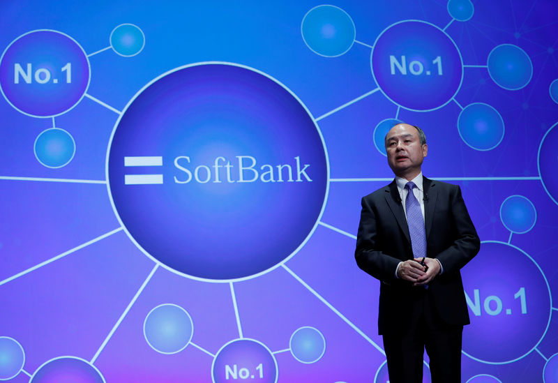 © Reuters. Japan's SoftBank Group Corp Chief Executive Masayoshi Son attends a news conference in Tokyo