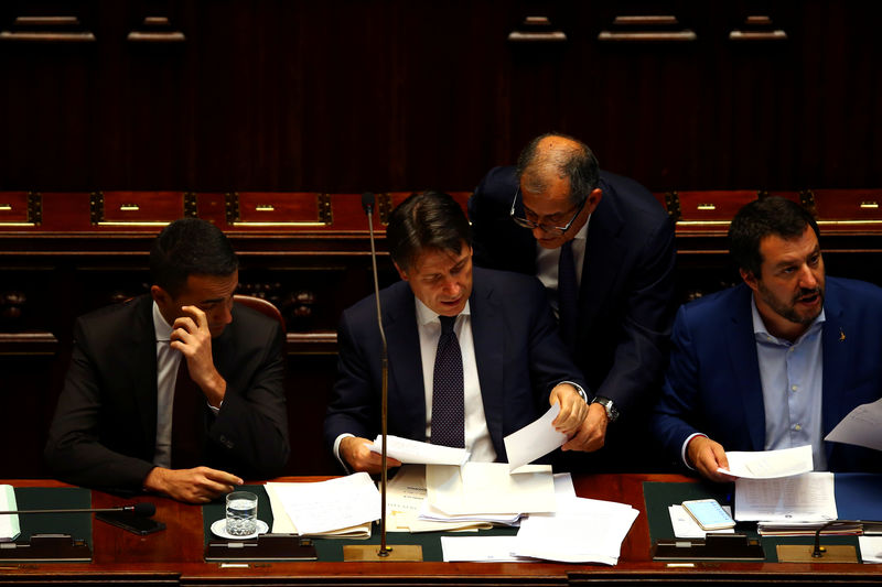 © Reuters. I vertici del governo in Parlamento