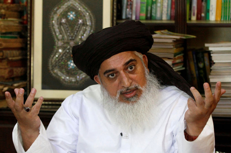 © Reuters. FOTO DE ARCHIVO: Khadim Hussain Rizvi, líder del partido islamista Tehrik-e-Labaik durante una entrevista con Reuters en Lahore