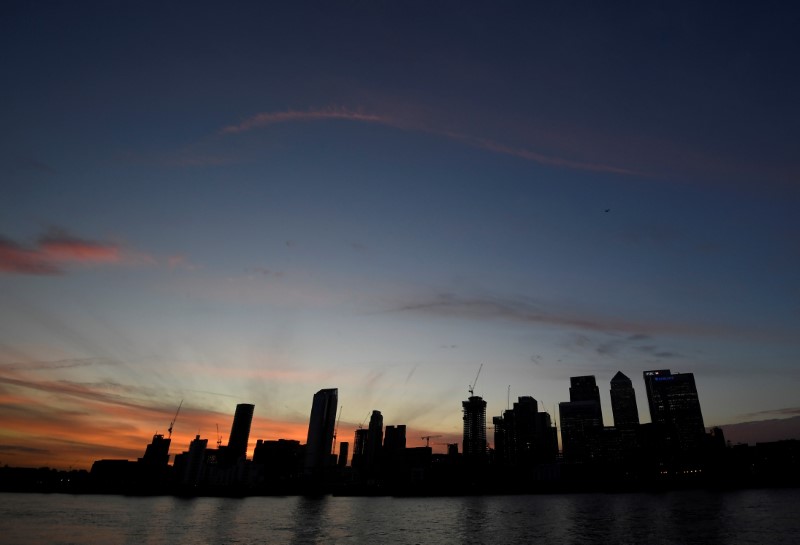 © Reuters. FILE PHOTO: The Canary Wharf financial district is seen at dusk in London