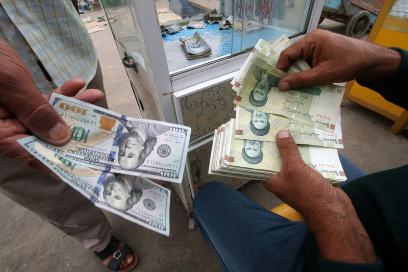 © Reuters. Iranian rials, U.S. dollars and Iraqi dinars are seen at a currency exchange shopÊin Basra