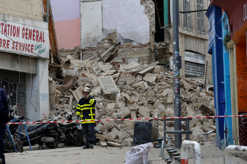 © Reuters. UN IMMEUBLE DE 5 ÉTAGES S'EFFONDRE À MARSEILLE, DEUX BLESSÉS