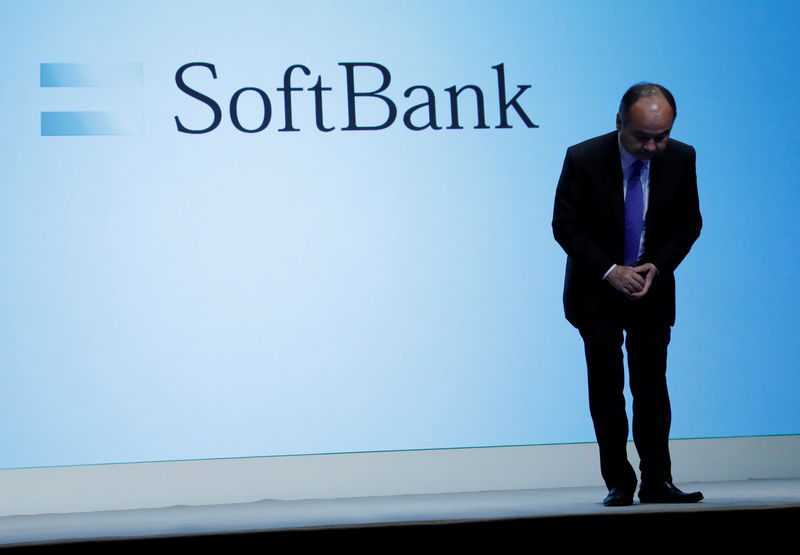 © Reuters. Japan's SoftBank Group Corp Chief Executive Masayoshi Son bows his head after his presentation at a news conference in Tokyo