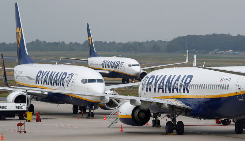 © Reuters. FILE PHOTO: Ryanair airplane taxis past two parked aircraft at Weeze Airport