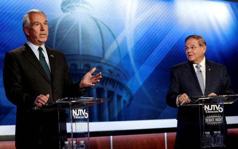 © Reuters. Republican candidate for the U.S. Senate race in New Jersey Hugin debates with New Jersey Senator Menendez in Newark
