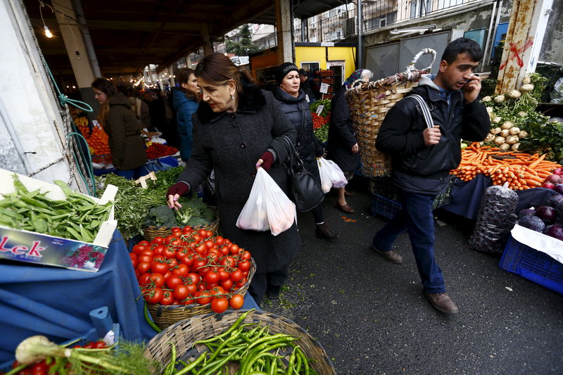 © Reuters. Gulsen Yuce shops at a bazaar in Istanbul