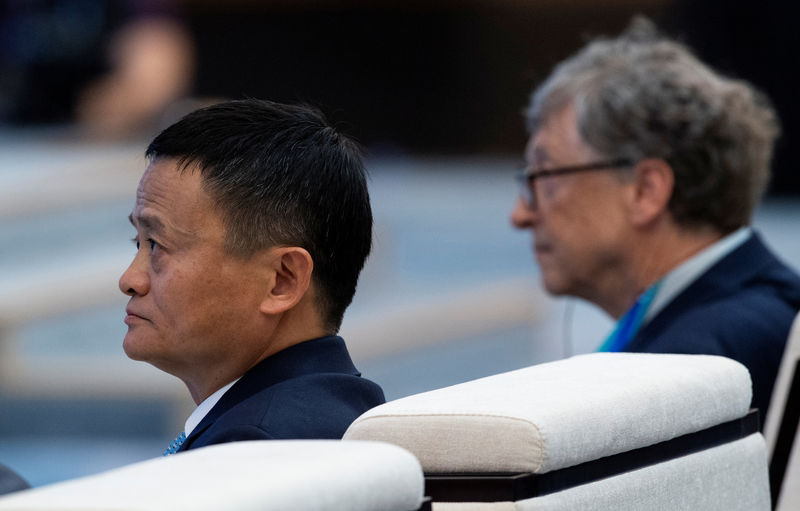 © Reuters. Fundador da Microsoft, Bill Gates (D) e Jack Ma, CEO da Alibaba, participam de um fórum do China International Import Expo (CIIE) em Xangai.